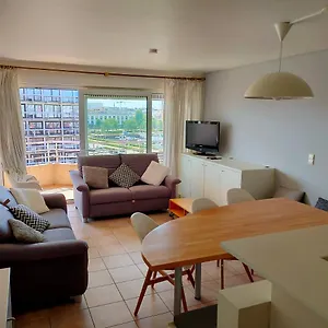Zongericht Met Zicht Op De Jachthaven Oostende